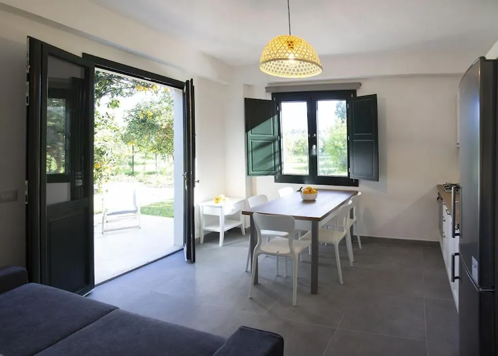 ヴィラ Ville Dell'Eden Con 9 Camere Da Letto In 6 Unita Abitative ラスカリ