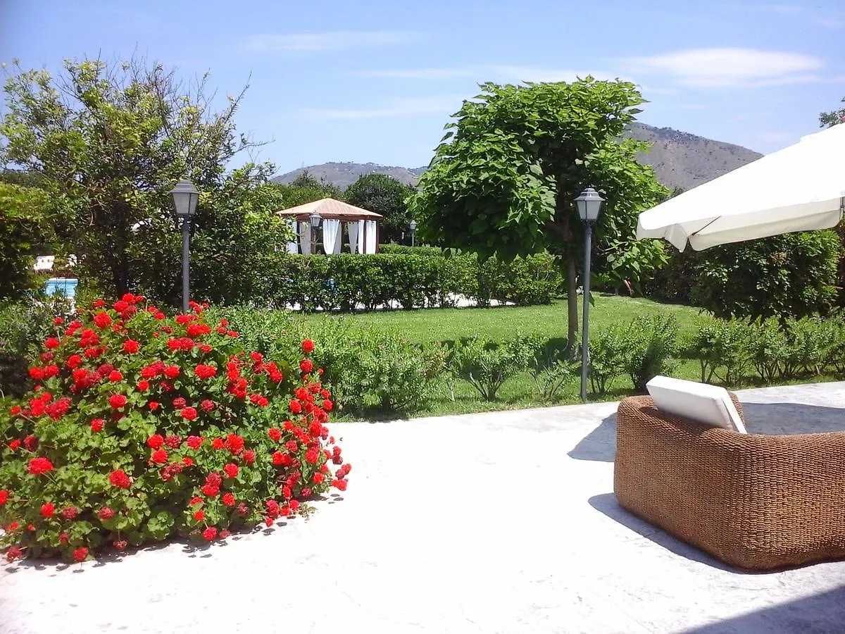 ヴィラ Ville Dell'Eden Con 9 Camere Da Letto In 6 Unita Abitative ラスカリ